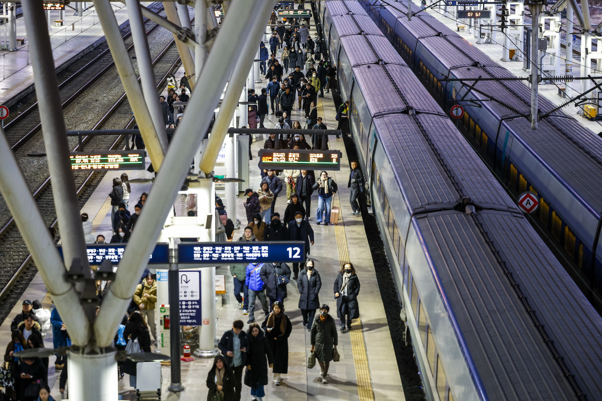 ▲23일 서울 중구 서울역 승강장에서 시민들이 이동하고 있다. 이날 오전 9시로 예고됐던 전국철도노동조합 총파업이 유보돼 모든 열차가 정상 운행된다. 철도노조에 따르면 정부는 성과급 지급기준을 내년에는 기본급의 90%, 2027년부터는 100%로 단계적 정상화하는 방안을 공공기관운영위원회(공운위)에 상정하기로 했다. 이에 노조는 이날 오전 0시 10분에 기해 총파업을 유보하고 같은 날 오후 2시 열리는 공운위 결정을 지켜본다는 입장이다. (뉴시스)