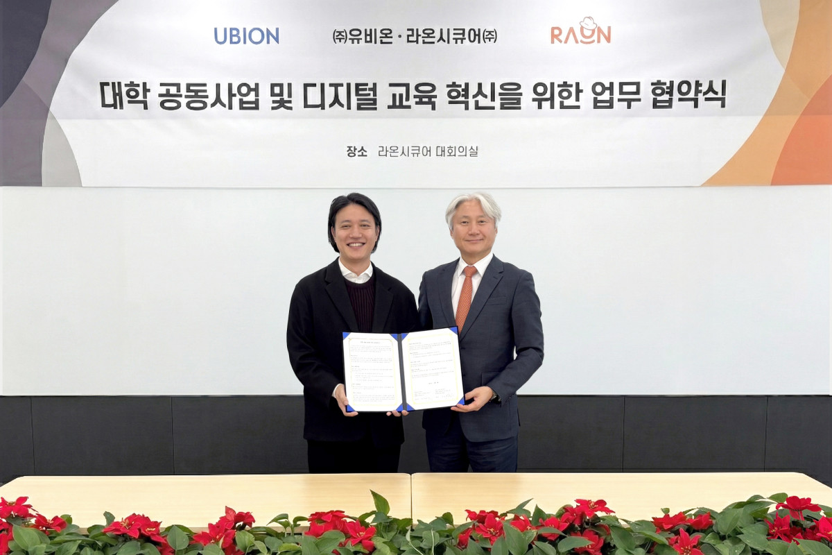 ▲오병주(좌측) 유비온 전무와 윤원석 라온시큐어 부사장이 대학 공동사업 및 디지털 교육 혁신을 위한 업무협약(MOU)’을 체결한 후 기념사진을 촬영하고 있다. (사진제공=라온시큐어)