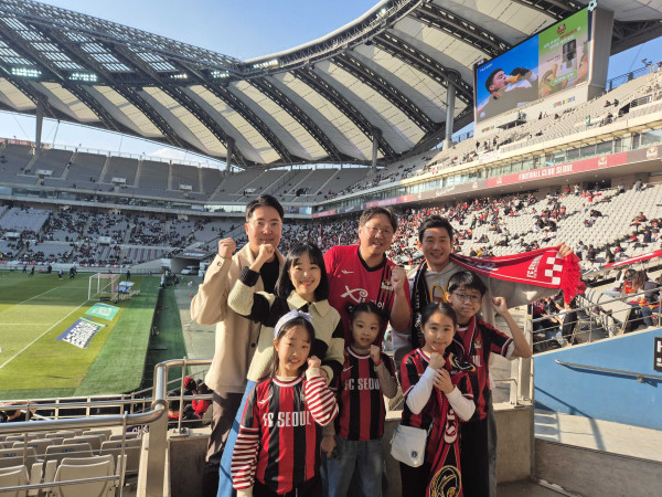 ▲휴롬이 진행한 임직원 가족 FC서울 경기 관람 행사.  (사진제공=휴롬 )