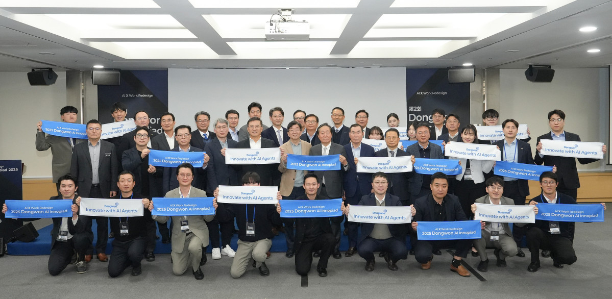 ▲22일 서울 양재동 aT센터에서 열린 '제2회 동원 AI 이노피아드'에서 임직원들이 기념 촬영을 하고 있다. (사진제공=동원그룹)