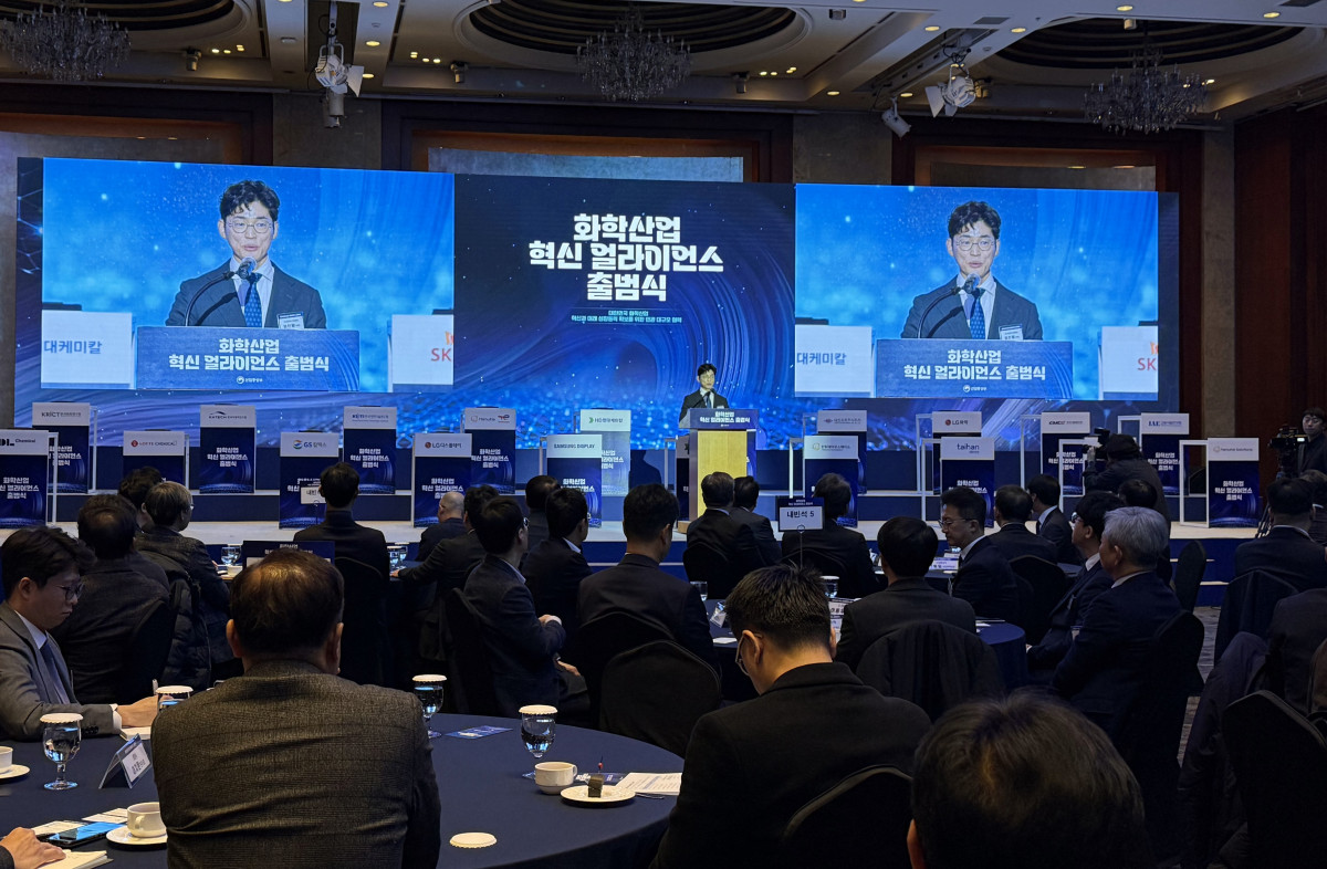 ▲엄찬왕 화학산업협회 부회장이 23일  ‘화학산업 혁신 얼라이언스’ 출범식에서 환영사를 하고 있다. (사진제공=한국화학산업협회)