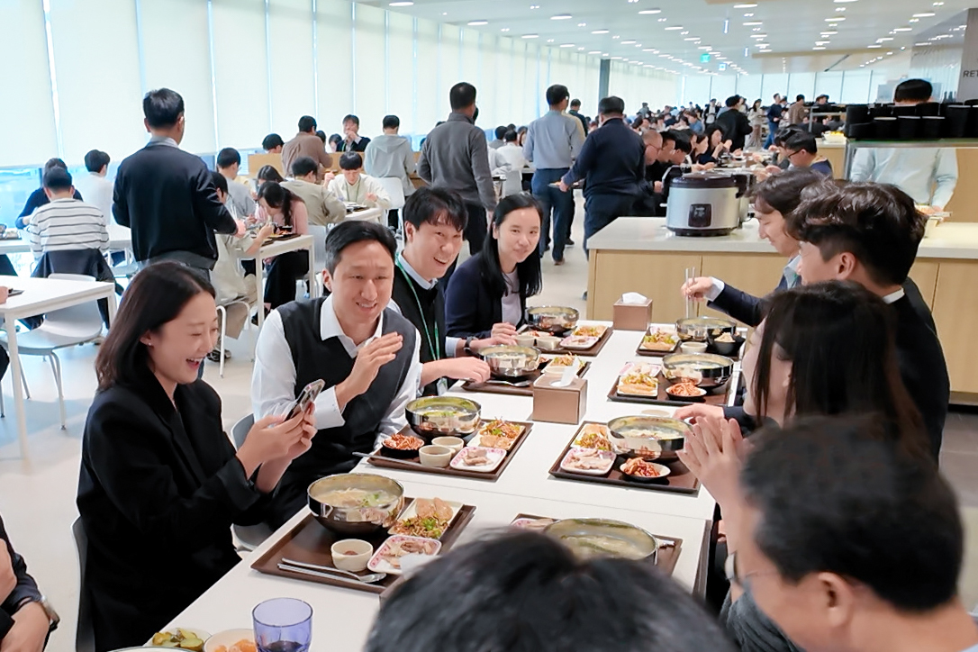 ▲지난 10월 정기선 HD현대 회장(왼쪽에서 두 번째)이 경기도 성남 HD현대 글로벌R&D센터(GRC) 구내식당에서 임직원들과 점심을 함께하며 현장 소통에 나서고 있다 (HD현대)