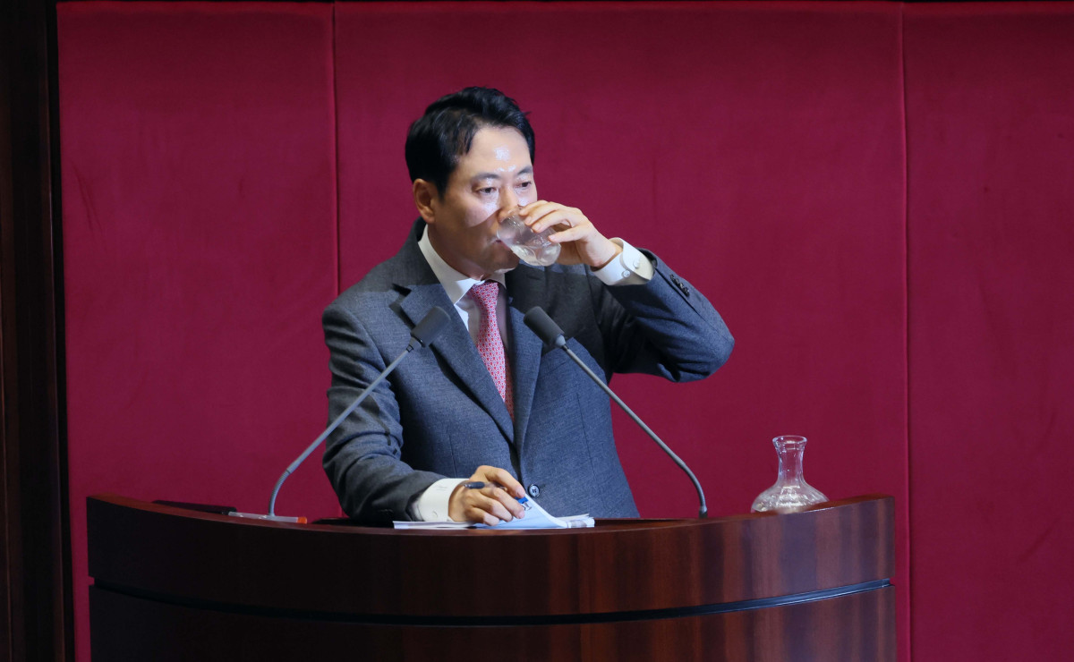 ▲장동혁 국민의힘 대표가 23일 서울 여의도 국회에서 열린 본회의에서 12·3 윤석열 비상계엄 등에 대한 전담재판부 설치 및 제보자 보호 등에 관한 특별법안(대안)에 대한 무제한토론 중 물을 마시고 있다. 신태현 기자 holjjak@