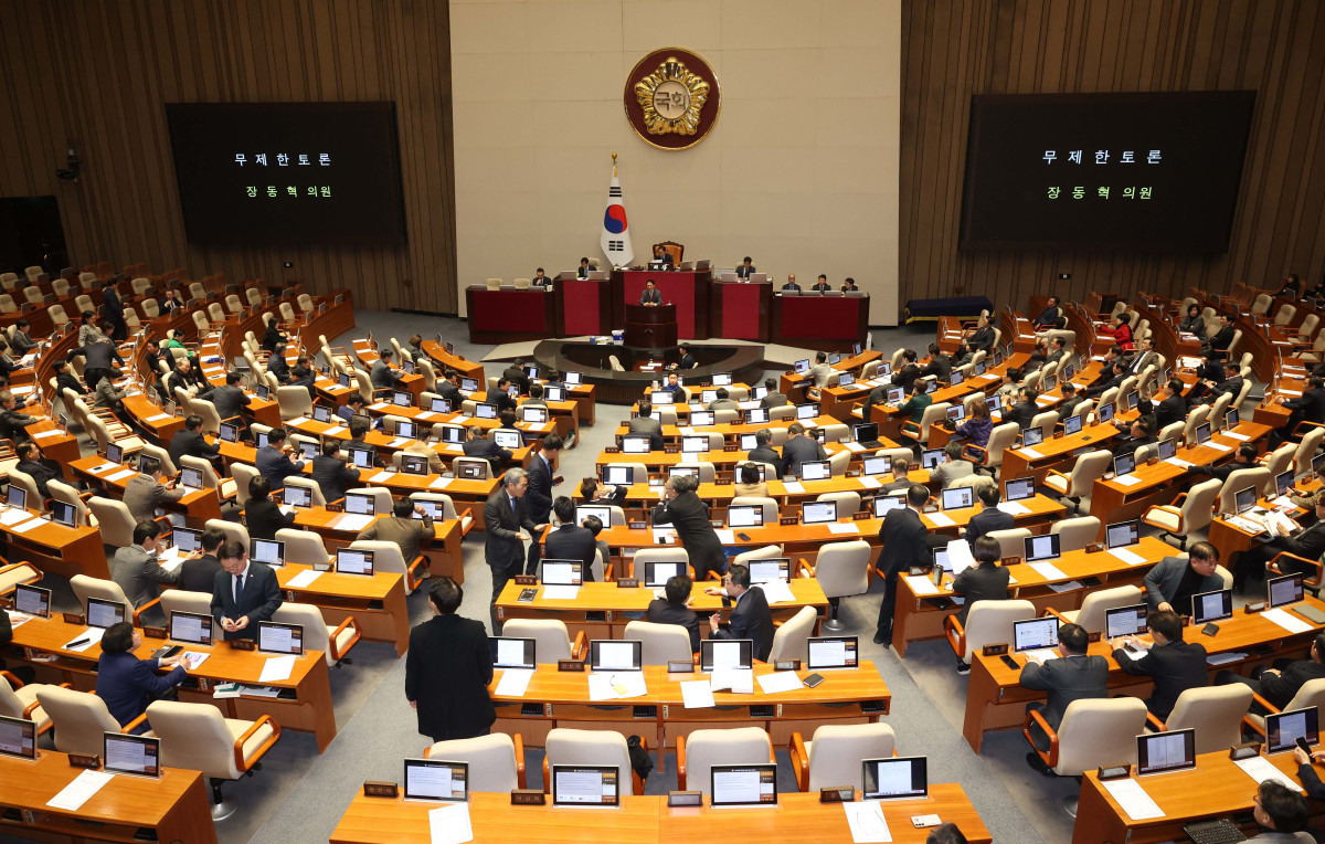 ▲장동혁 국민의힘 대표가 23일 서울 여의도 국회에서 열린 본회의에서 12·3 윤석열 비상계엄 등에 대한 전담재판부 설치 및 제보자 보호 등에 관한 특별법안(대안)에 대한 무제한토론을 하고 있다. 신태현 기자 holjjak@