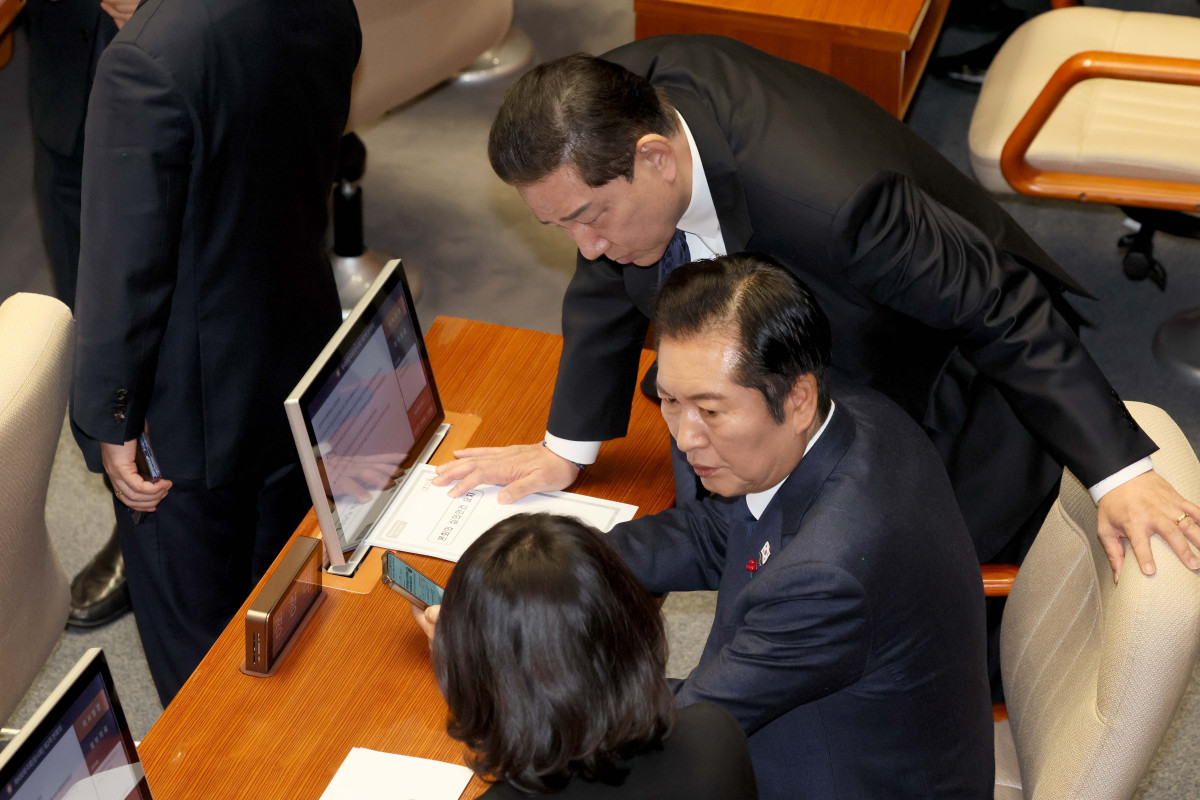 ▲정청래(가운데) 더불어민주당 대표, 김병기(맨위) 원내대표 등이 23일 서울 여의도 국회에서 열린 본회의에서 대화하고 있다. 신태현 기자 holjjak@