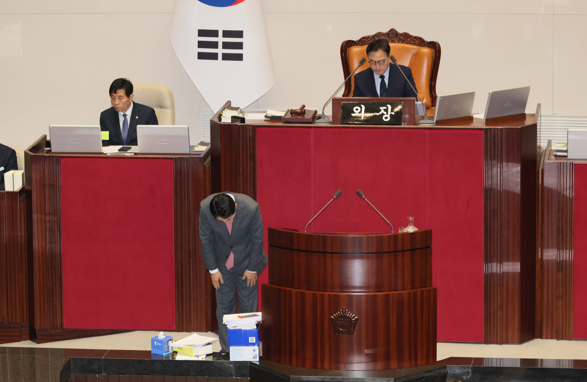 ▲장동혁 국민의힘 대표가 23일 서울 여의도 국회에서 열린 본회의에서 12·3 윤석열 비상계엄 등에 대한 전담재판부 설치 및 제보자 보호 등에 관한 특별법안(대안)에 대한 무제한토론을 마친 뒤 인사하고 있다. 신태현 기자 holjjak@