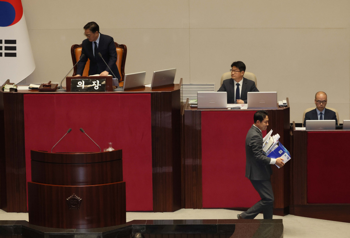 ▲장동혁 국민의힘 대표가 23일 서울 여의도 국회에서 열린 본회의에서 12·3 윤석열 비상계엄 등에 대한 전담재판부 설치 및 제보자 보호 등에 관한 특별법안(대안)에 대한 무제한토론을 마친 뒤 발언대를 나서고 있다. 신태현 기자 holjjak@