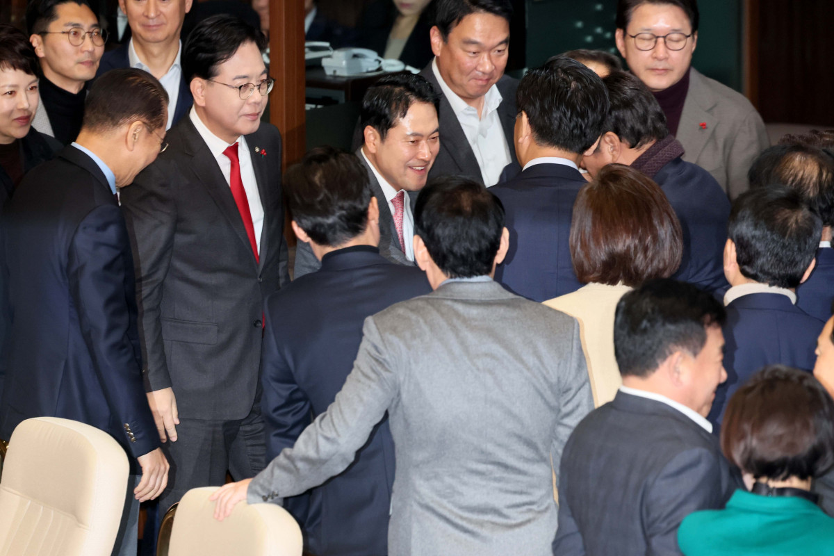 ▲장동혁 국민의힘 대표가 23일 서울 여의도 국회에서 열린 본회의에서 12·3 윤석열 비상계엄 등에 대한 전담재판부 설치 및 제보자 보호 등에 관한 특별법안(대안)에 대한 무제한토론을 마친 뒤 동료 의원들의 격려를 받으며 퇴장하고 있다. 신태현 기자 holjjak@