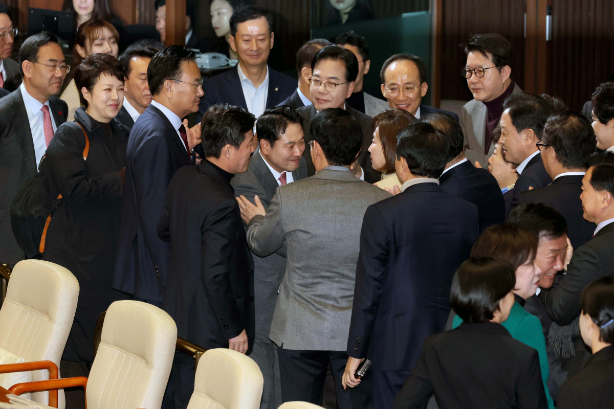 ▲장동혁 국민의힘 대표가 23일 서울 여의도 국회에서 열린 본회의에서 12·3 윤석열 비상계엄 등에 대한 전담재판부 설치 및 제보자 보호 등에 관한 특별법안(대안)에 대한 무제한토론을 마친 뒤 동료 의원들의 격려를 받으며 퇴장하고 있다. 신태현 기자 holjjak@