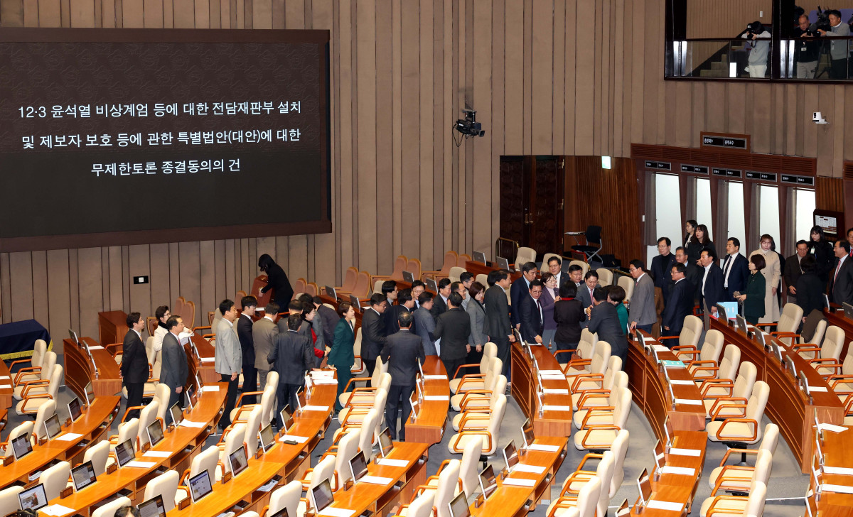 ▲장동혁 국민의힘 대표가 23일 서울 여의도 국회에서 열린 본회의에서 12·3 윤석열 비상계엄 등에 대한 전담재판부 설치 및 제보자 보호 등에 관한 특별법안(대안)에 대한 무제한토론을 마친 뒤 동료 의원들의 격려를 받으며 퇴장하고 있다. 신태현 기자 holjjak@