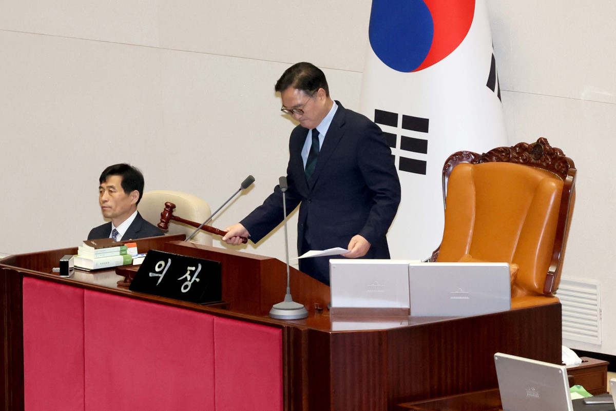 ▲23일 서울 여의도 국회에서 열린 본회의에서 우원식 국회의장이 의사봉을 두드리고 있다. 신태현 기자 holjjak@