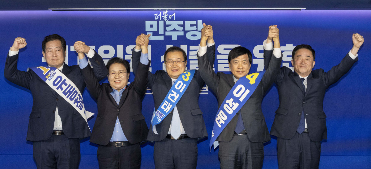 ▲더불어민주당 최고위원 선출을 위한 1차 합동연설회가 23일 서울 영등포구 여의도 중앙당사에서 열렸다. 유동철(왼쪽부터), 문정복, 이건태, 이성윤, 강득구 최고위원 후보들이 기념촬영을 하고 있다. 신태현 기자 holjjak@