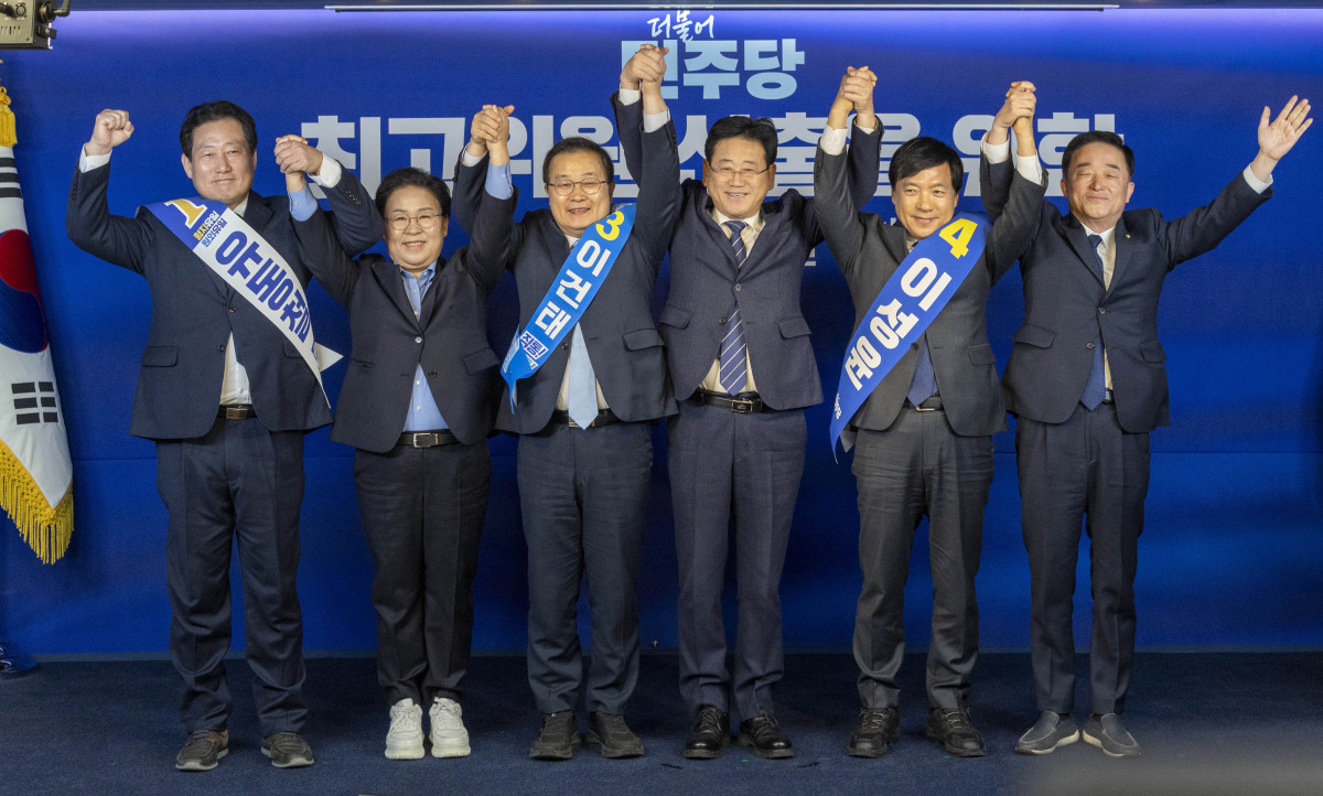 ▲더불어민주당 최고위원 선출을 위한 1차 합동연설회가 23일 서울 영등포구 여의도 중앙당사에서 열렸다. 유동철(왼쪽부터), 문정복, 이건태, 이성윤, 강득구 최고위원 후보들이 기념촬영을 하고 있다. 신태현 기자 holjjak@