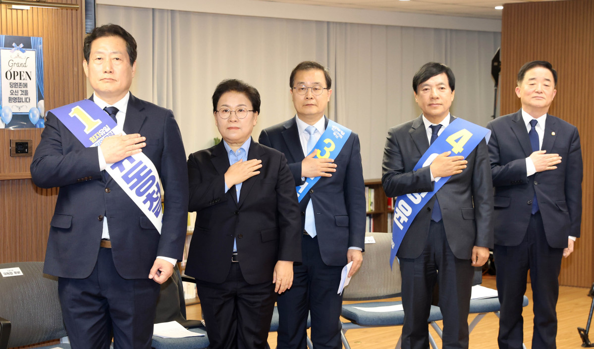 ▲더불어민주당 최고위원 선출을 위한 1차 합동연설회가 23일 서울 영등포구 여의도 중앙당사에서 열렸다. 유동철(왼쪽부터), 문정복, 이건태, 이성윤, 강득구 최고위원 후보들이 국민의례를 하고 있다. 신태현 기자 holjjak@