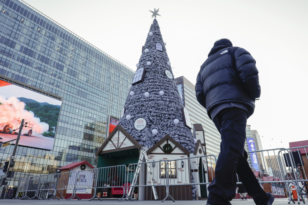 ▲광화문 크리스마스 마켓 개막을 앞둔 12일 서울 광화문광장 일대에 조형물이 설치되어 있다. 조현호 기자 hyunho@ (이투데이DB)