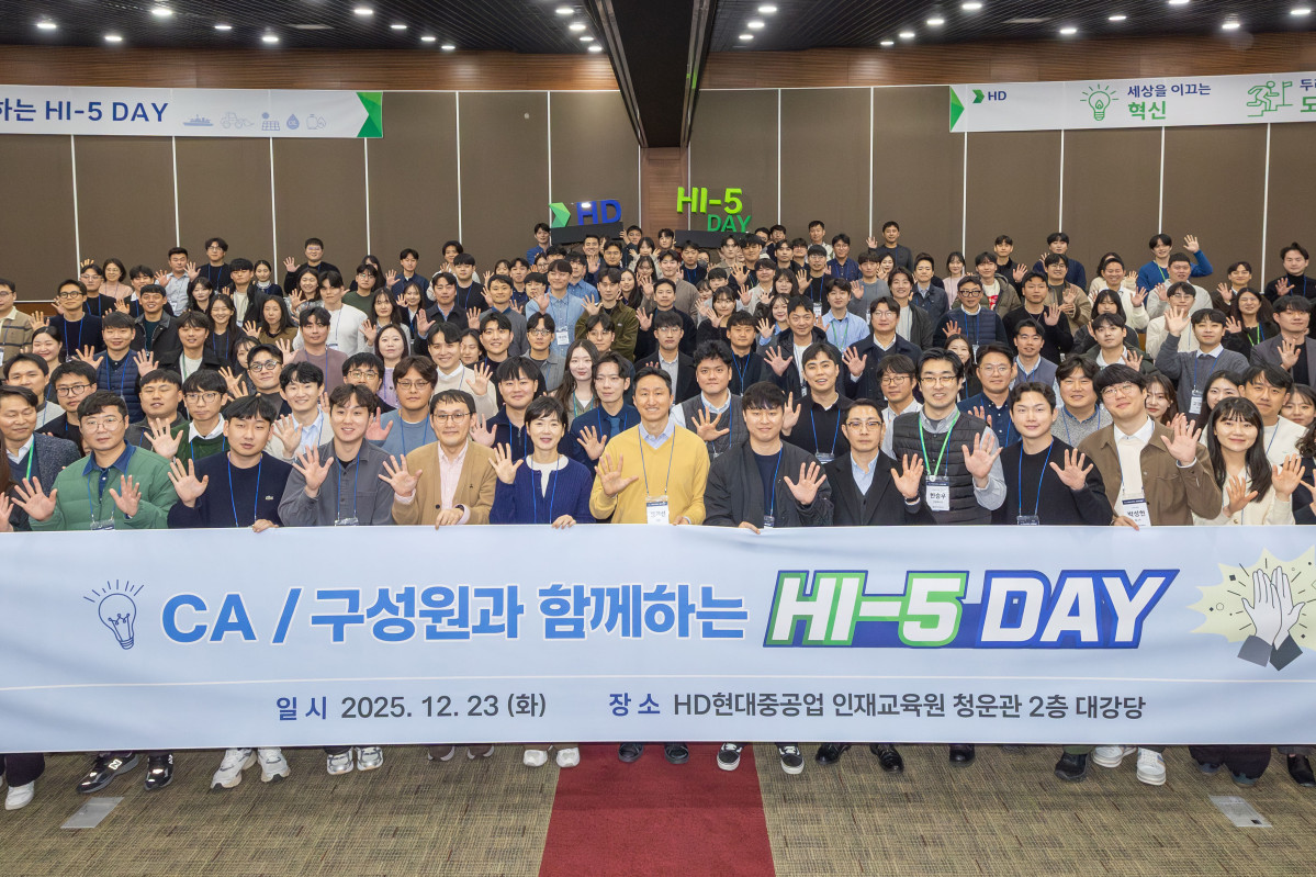 ▲정기선 HD현대 회장이 23일 울산 HD현대중공업 인재교육원에서 MZ 직원들과 기업문화 개선 아이디어 공유회인 ‘하이파이브 데이’(HI-5 DAY)를 진행했다 (HD현대)