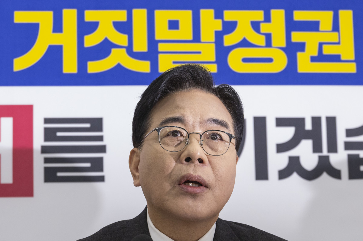 ▲국민의힘 송언석 원내대표가 23일 국회에서 원내부대표단과 함께 기자간담회에서 원내 운영 방향에 대해 말하고 있다. 2025.12.23  (연합뉴스)
