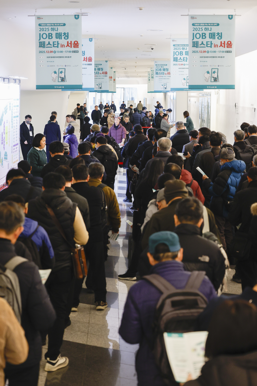 ▲서울에서 열린 취업 박람회에서 중장년 구직자들이 박람회장 입장을 위해 길게 줄을 서서 대기하고 있다. (이투데이DB)