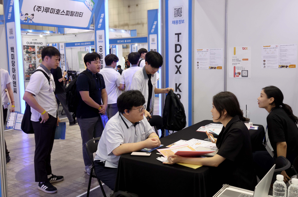 ▲경기 고양시 킨텍스에서 열린 ‘2025 경기도교육청 직업계고 취창업박람회’에서 참가 학생들이 채용상담을 받고 있다.  (이투데이DB)