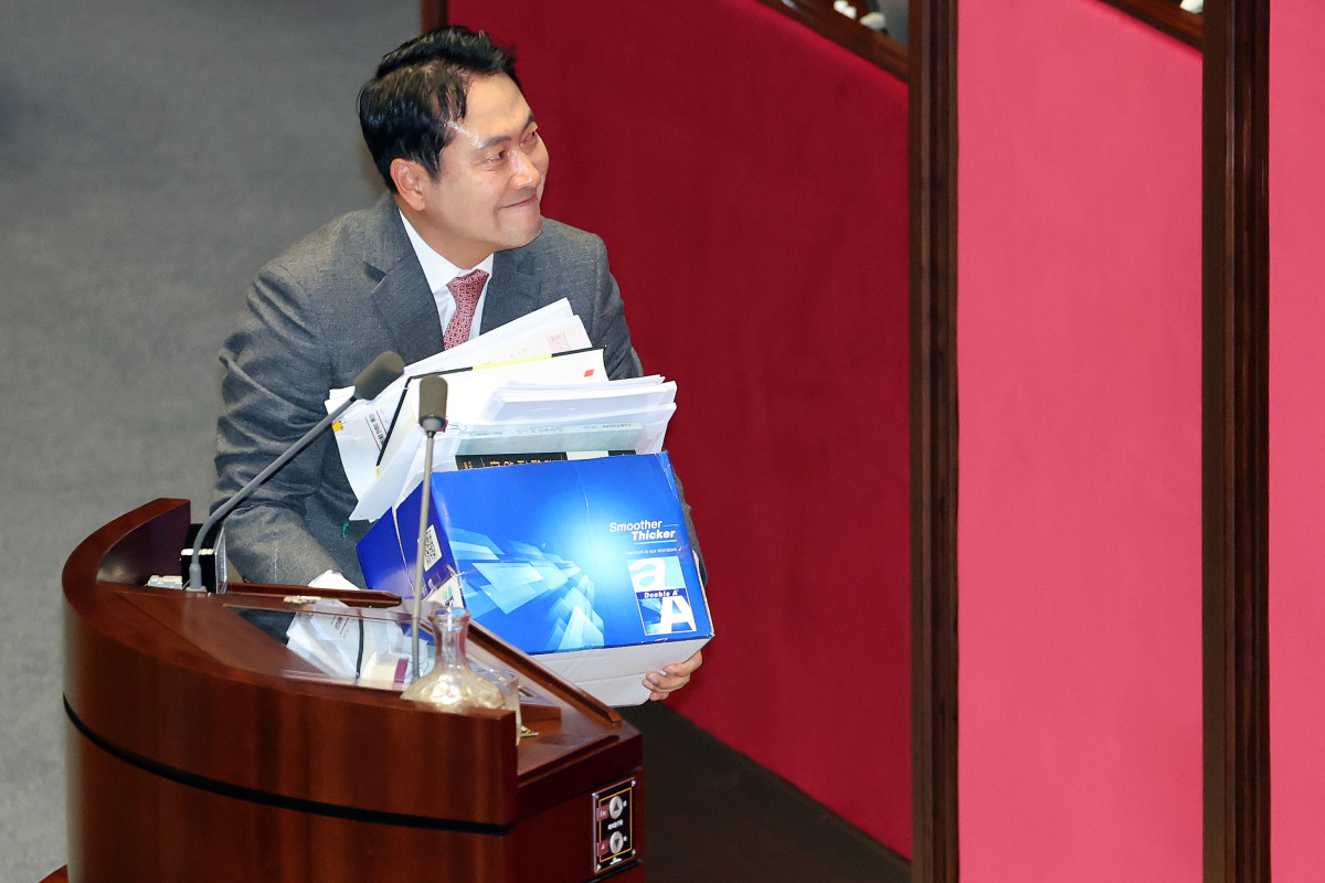 ▲국민의힘 장동혁 대표가 23일 국회에서 열린 12월 임시국회 본회의에서 12·3 윤석열 비상계엄 등에 대한 전담재판부 설치 및 제보자 보호 등에 관한 특별법에 대한 필리버스터(무제한 토론을 위한 합법적인 의사진행 방해)를 마친 뒤 발언대에서 내려오고 있다.     장 대표는 제1야당 대표로서는 처음으로 필리버스터에 나서 이번 토론에서 최초이자 최장 기록을 모두 세웠다. 2025.12.23 (연합뉴스)