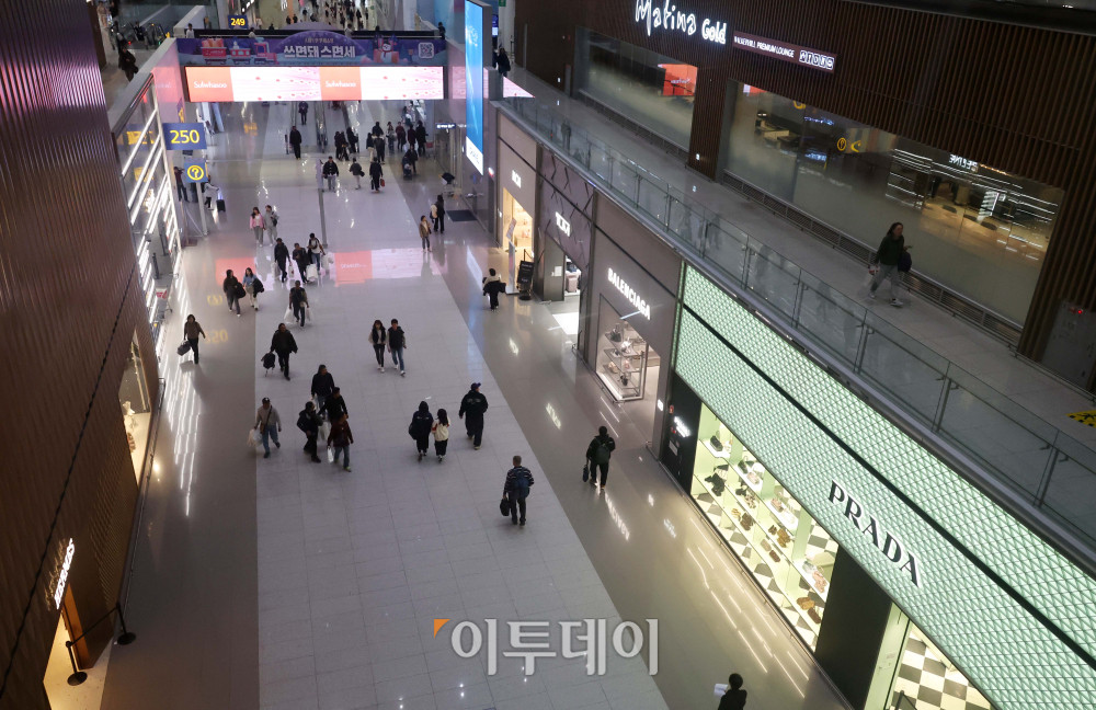 ▲원·달러 환율이 장중 1484원을 넘기며 연중 최고치(1487.6원, 4월9일)에 근접한 23일 인천국제공항 제2터미널 출국장의 면세구역이 한산한 모습이다. 고이란 기자 photoeran@ (이투데이DB)