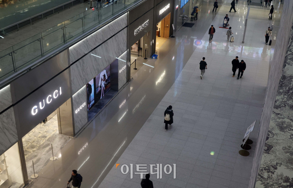 ▲원·달러 환율이 장중 1484원을 넘기며 연중 최고치(1487.6원, 4월9일)에 근접한 23일 인천국제공항 제2터미널 출국장의 면세구역이 한산한 모습이다. 고이란 기자 photoeran@ (이투데이DB)