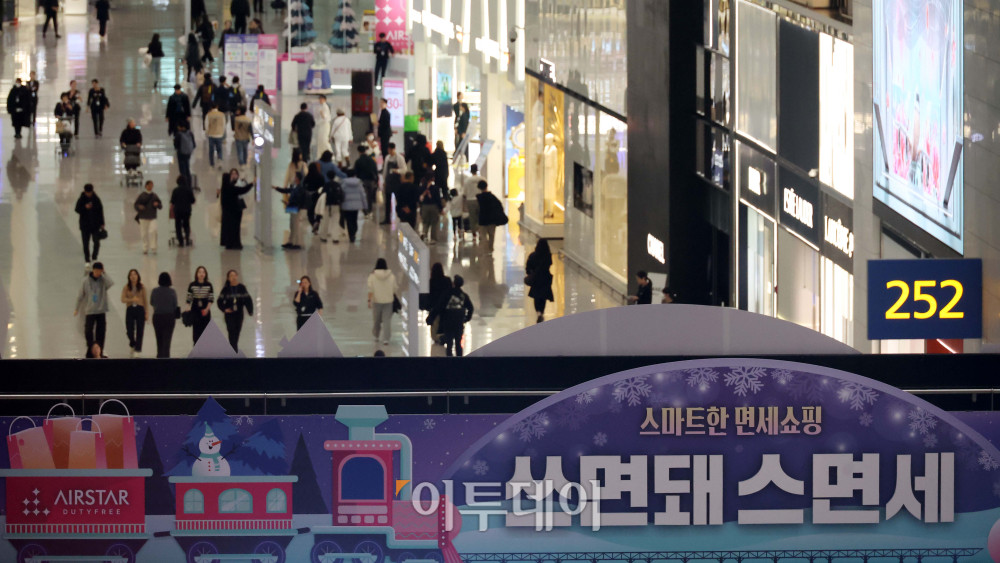 ▲원·달러 환율이 장중 1484원을 넘기며 연중 최고치(1487.6원, 4월9일)에 근접한 23일 인천국제공항 제1터미널 출국장의 면세구역이 한산한 모습이다. 고이란 기자 photoeran@ (이투데이DB)