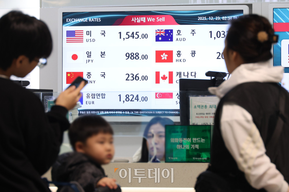 ▲원·달러 환율이 장중 1484원을 넘기며 연중 최고치(1487.6원, 4월9일)에 근접한 23일 인천국제공항 제1터미널의 한 은행 환전소에 환율이 표시되고 있다. 고이란 기자 photoeran@ (이투데이DB)