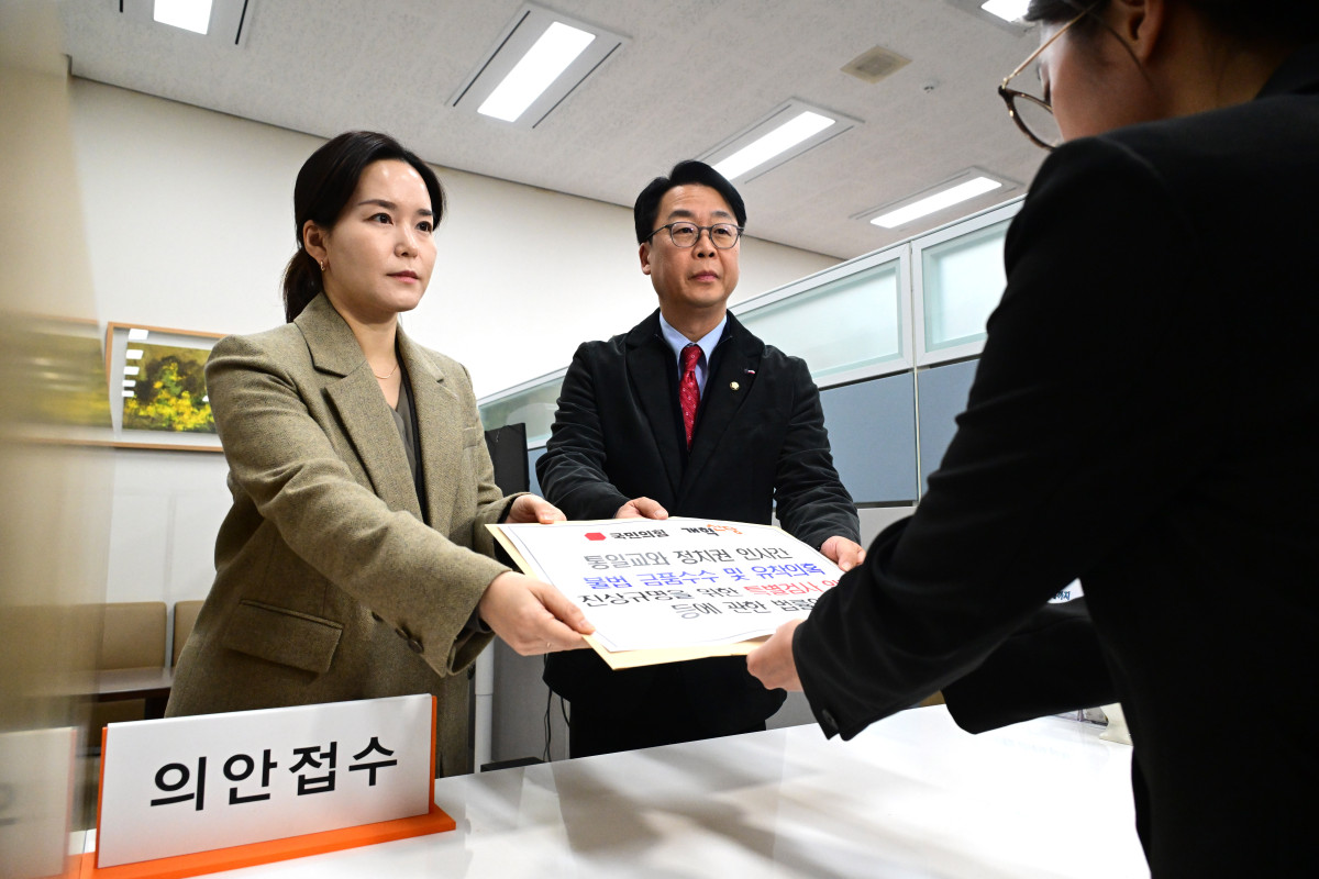 ▲국민의힘 법률자문위원장인 곽규택 의원과 개혁신당 정책위의장인 이주영 의원이 23일 국회 의안과에 통일교의 정치권 금품 지원 의혹 수사를 위한 특검법안을 제출하고 있다. 2025.12.23 (연합뉴스)