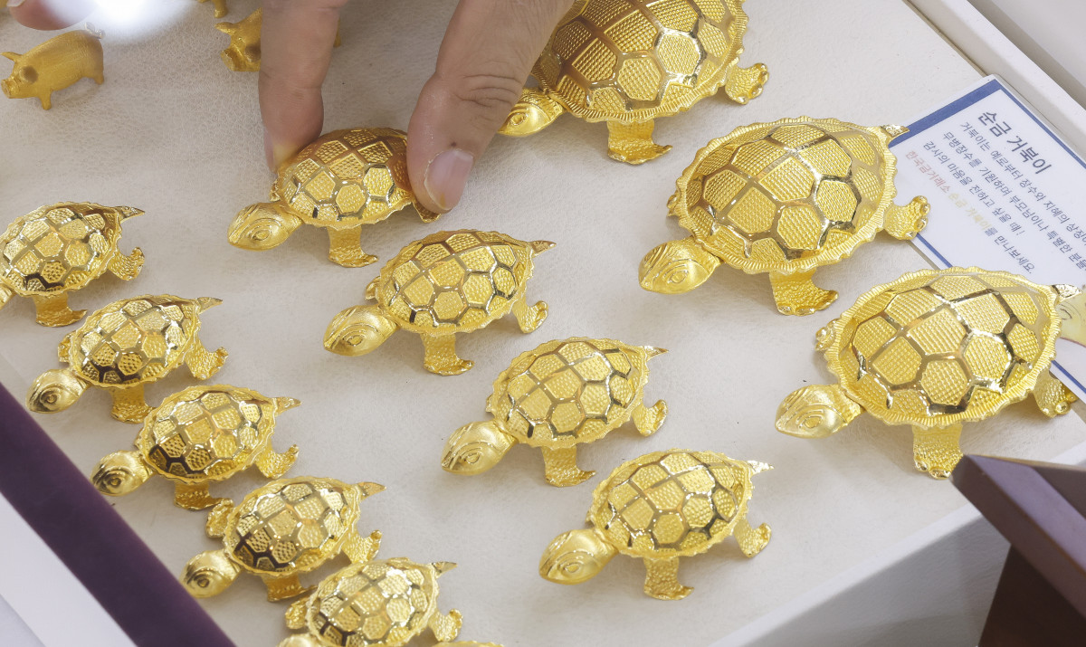 ▲9월 9일 서울 종로구 한국금거래소에서 관계자가 금 제품을 정리하고 있다. 조현호 기자 hyunho@