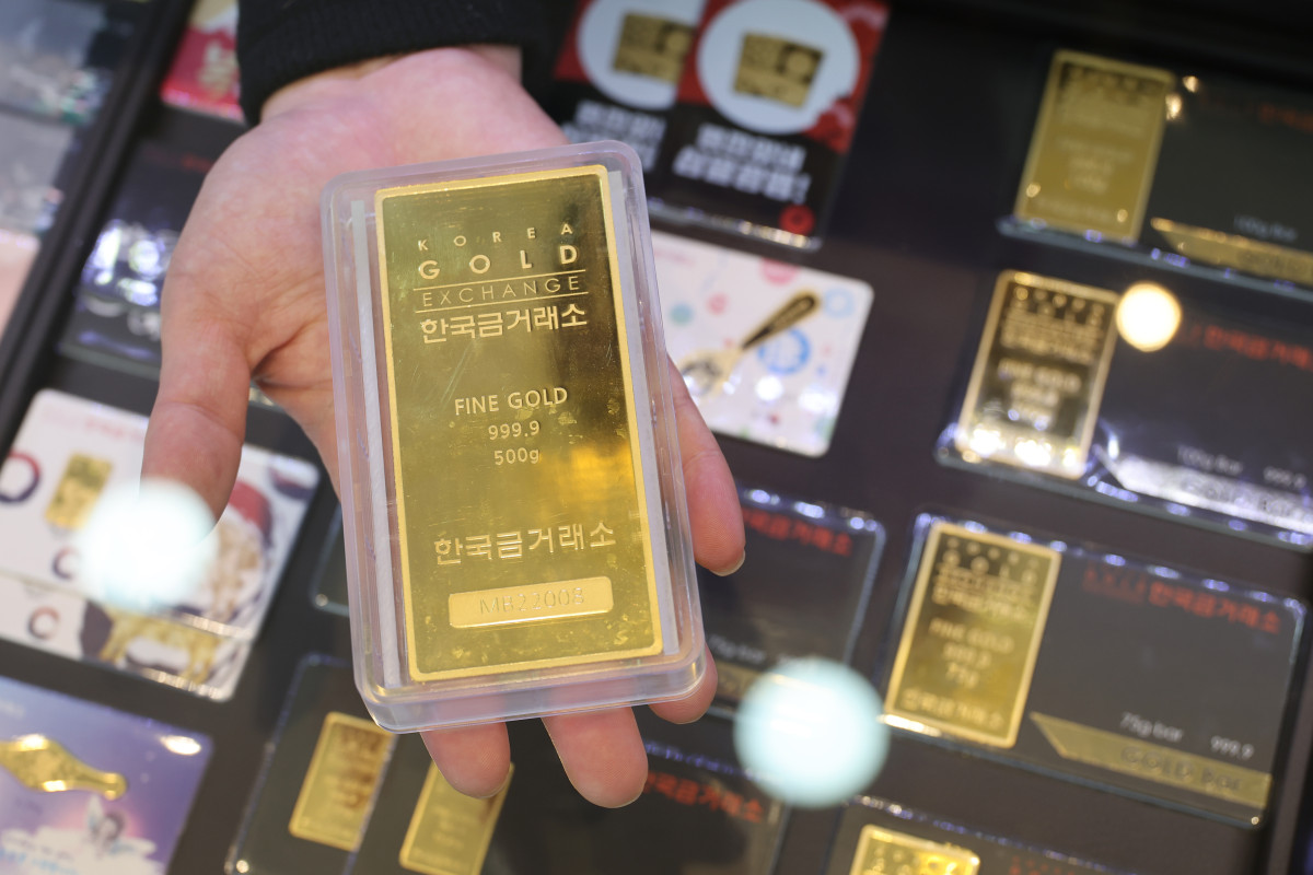 ▲10월 12일 인천 중구 한국금거래소 영종도점에 골드바가 전시돼 있다. (연합뉴스)