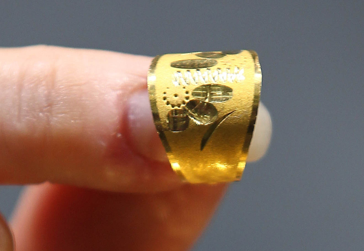 ▲2011년 7월 15일 서울시내 한 귀금속 판매점에서 직원이 1돈(3.75ｇ)짜리 금 돌반지를 들어보이고 있다. (연합뉴스)