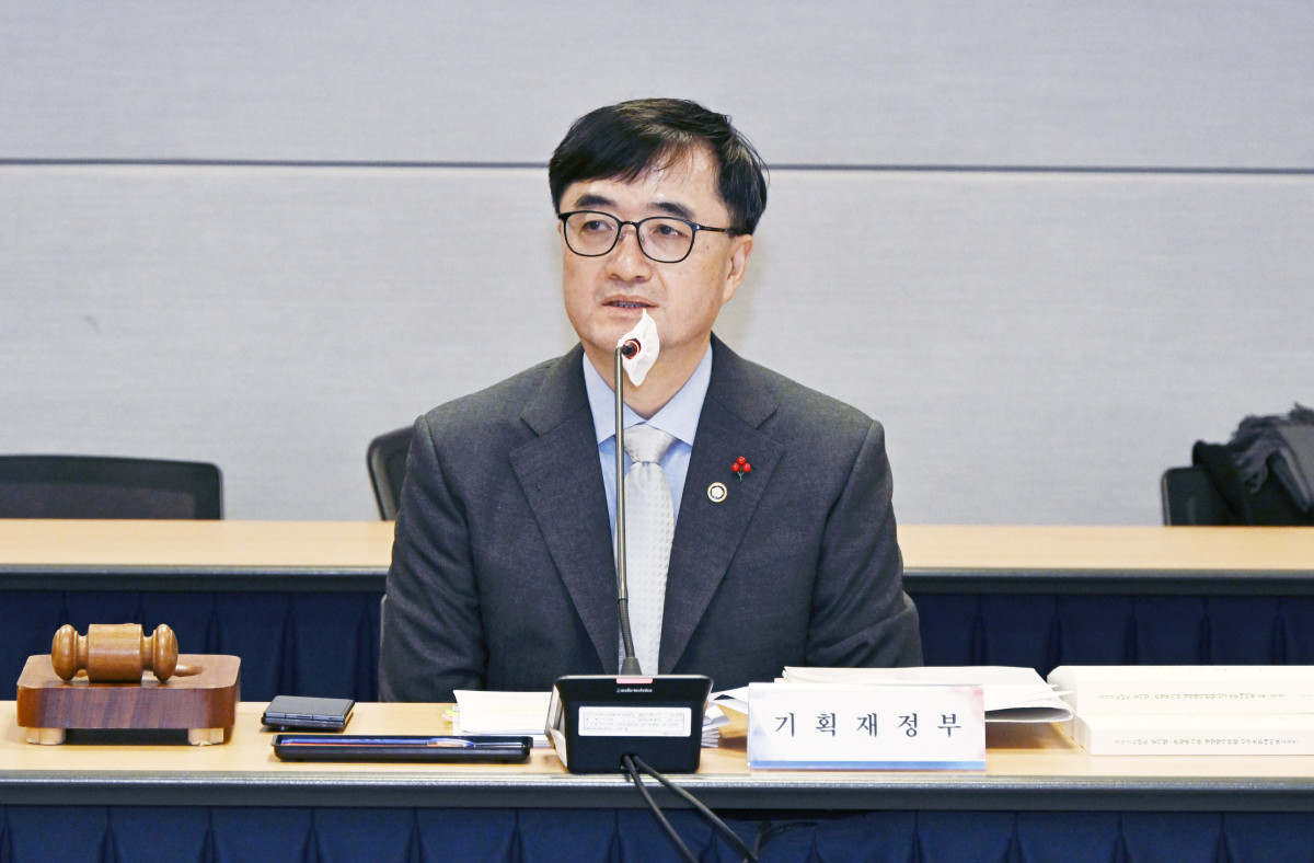 ▲임기근 기획재정부 차관이 12월 23일 오후 서울 종로구 교보빌딩에서 열린 '공공기관운영위원회'를 주재, 모두발언을 하고 있다. (기획재정부)