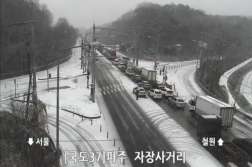 ▲경기 파주시 적성면 자장사거리 일대에서 기습 폭설과 도로 결빙으로 차량들이 서행하고 있다. 이날 파주·연천 일대에서는 군용 차량 전복과 다중 추돌 사고가 잇따라 발생하며 도로 통제가 이뤄졌다. (도로교통정보센터 CCTV)