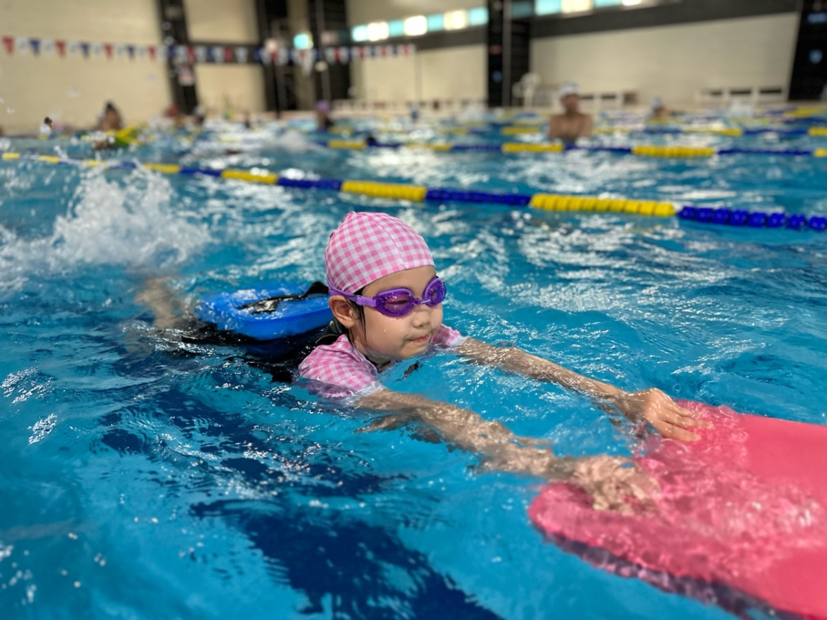 ▲동의과학대학교 수영장에서 유아가 수영강습을 하고 있다.  (사진제공=동의과학대스포츠센터 )