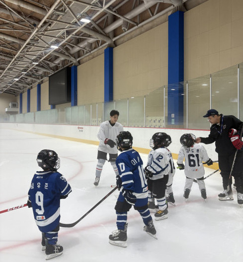 ▲동의대학교스포츠센터 아이스하키팀이 훈련을 하고 있다.  (사진제공=동의)