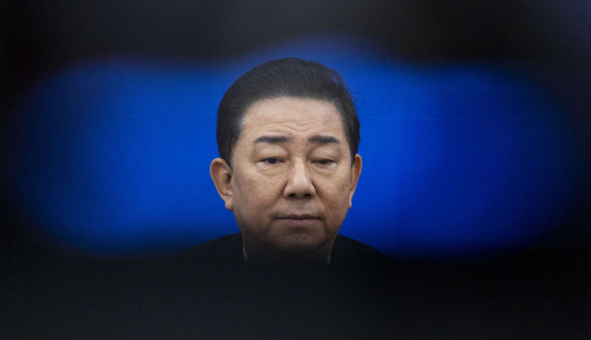 ▲김병기 더불어민주당 원내대표가 23일 국회에서 열린 원내대책회의에서 한정애 정책위의장을 발언을 듣고 있다. (연합뉴스)