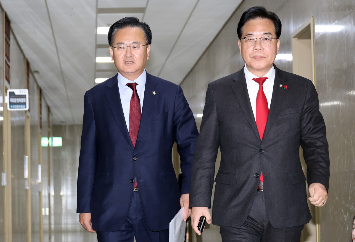 ▲국민의힘 송언석 원내대표(오른쪽)와 유상범 원내운영수석부대표가 23일 더불어민주당 김병기 원내대표, 문진석 원내운영수석부대표와의 회동을 위해 국회 운영위원장실을 향하고 있다. 2025.12.23  (연합뉴스)