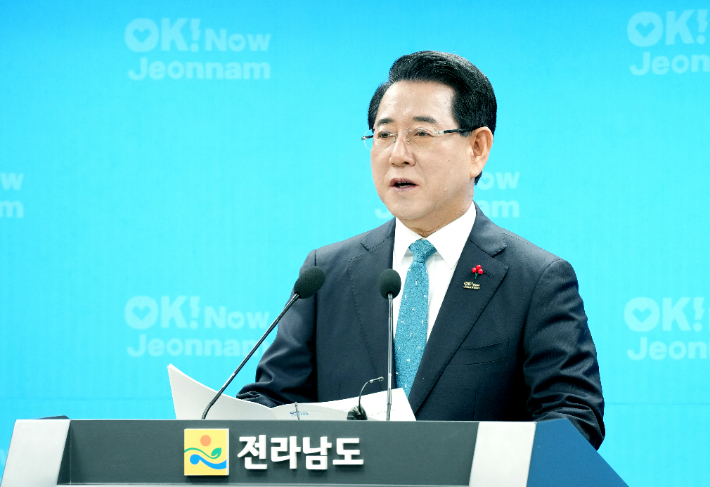 ▲김영록 전라남도지사가  도청 브리핑실에서 2025년 송년 기자간담회를 갖고 민선 7~8기 주요 성과와 2026년도 도정방향에 대해 발표하고 있다. (사진제공=전남도)