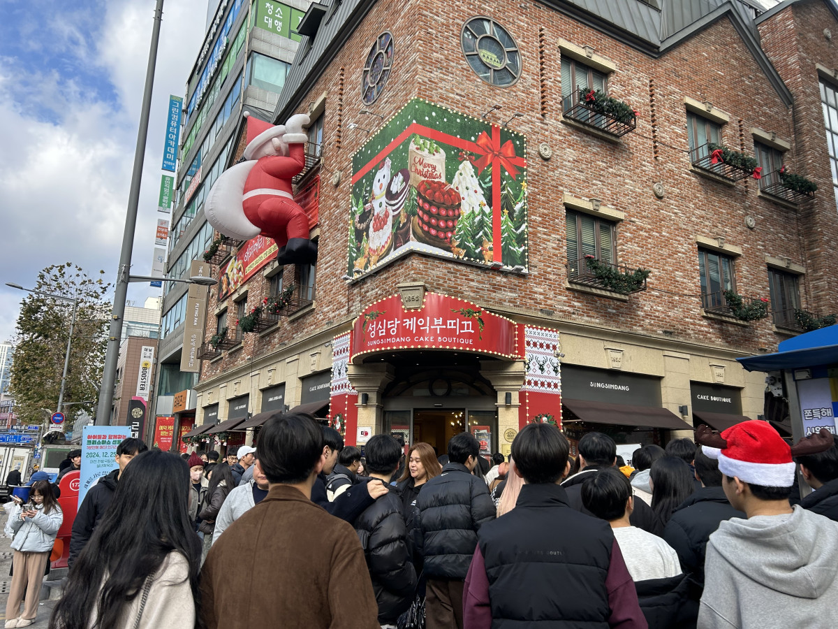 ▲지난해 12월 25일 크리스마스를 맞아 대전지역 유명 빵집인 성심당 앞이 케이크를 사려는 고객들로 장사진을 이루고 있다. (연합뉴스)