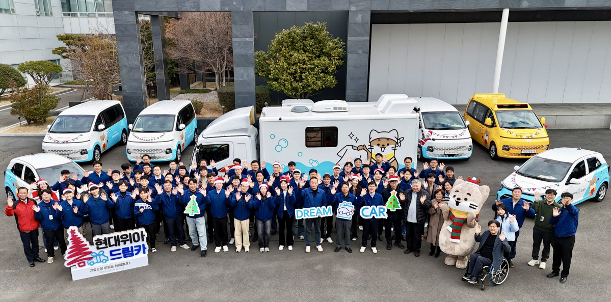 ▲현대위아 임직원과 복지시설 관계자들이 지난 23일 경상남도 창원시 현대위아 본사 앞에서 지역 사회복지기관 10곳에 선물할 ‘현대위아 드림카’와 함께 기념 사진을 찍고 있다. (사진=현대위아)