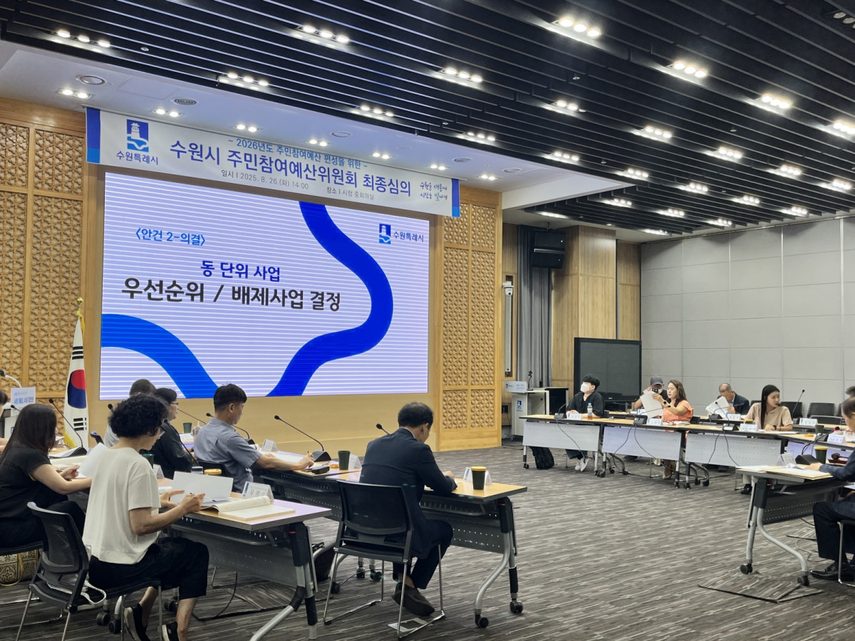 ▲정부세종청사에서 열린 ‘민원행정발전 유공 시상식’에서 대통령상을 수상한 뒤 수원시 통합민원팀 관계자들이 기념촬영을 하고 있다. 전국 최초 특이민원 대응 전문관 제도의 성과가 국가 최고 포상으로 이어졌다. (수원특례시)