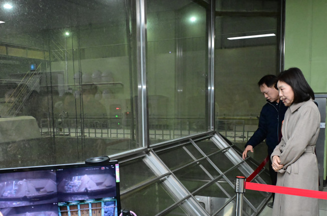 ▲최호정 서울시의장이 23일 마포 자원회수시설을 둘러보고 있다.  (사진제공=서울시의회)