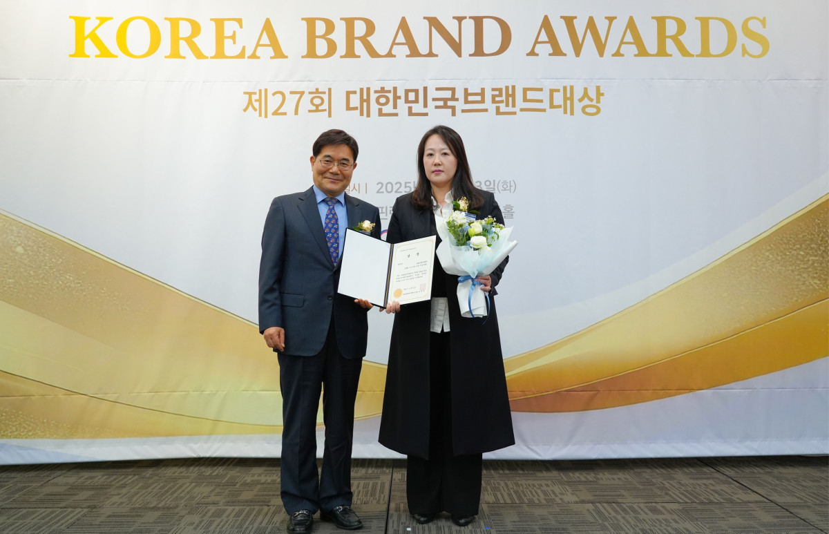▲23일 서울산업정책연구원 핀란드타워에서 개최된 제27회 대한민국브랜드대상에서 한화손해보험 관계자가 이사장상 수상 기념촬영을 하고 있다. (제공 한화손해보험)