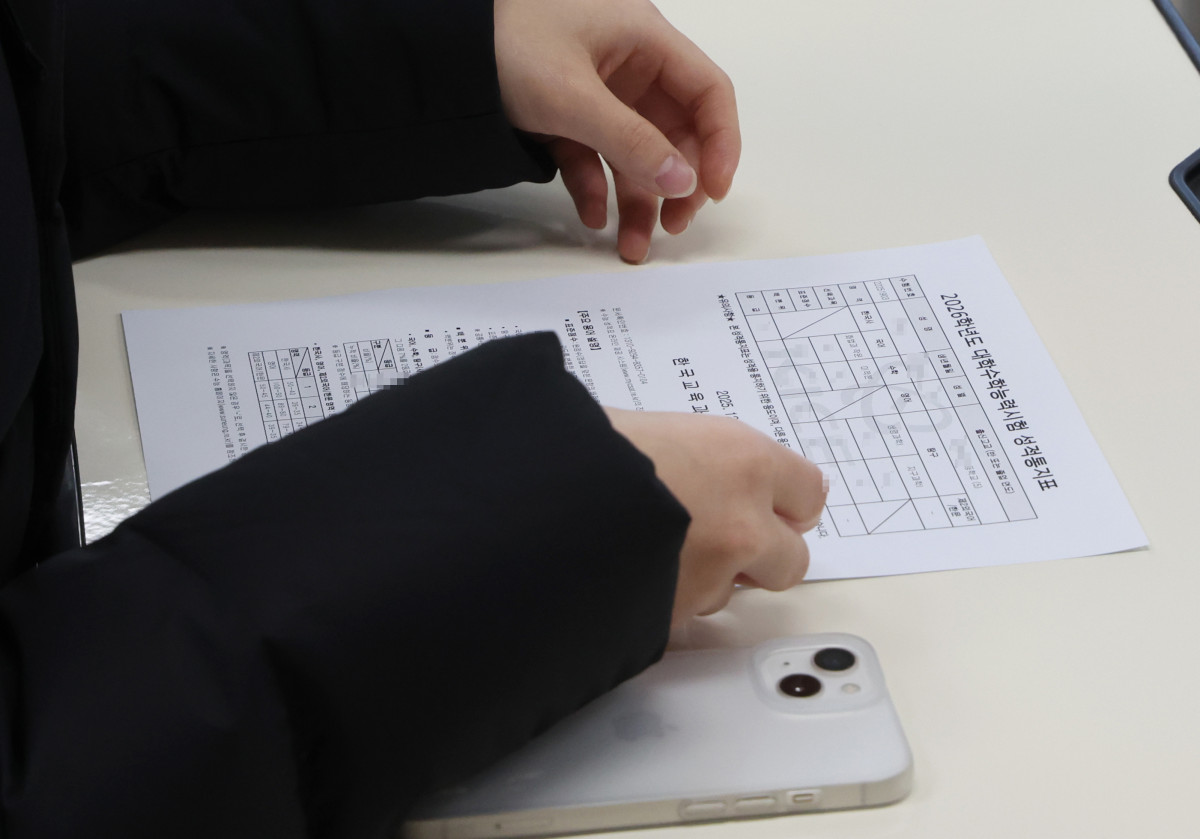 ▲2026학년도 대학수학능력시험 성적표가 배부된 5일 오전 부산 금정구 동래여자고등학교 3학년 교실에서 학생들이 자신의 수능 성적을 확인하고 있다.  (연합뉴스)