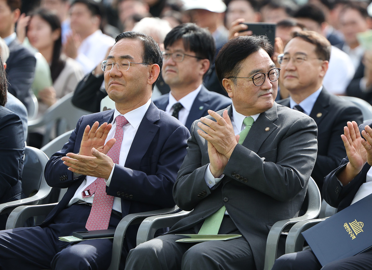 ▲우원식 국회의장이 23일 오전 서울 여의도 국회 잔디광장에서 열린 입법박람회 개막식에서 주호영 부의장과 함께 박수치고 있다. (사진=뉴시스)