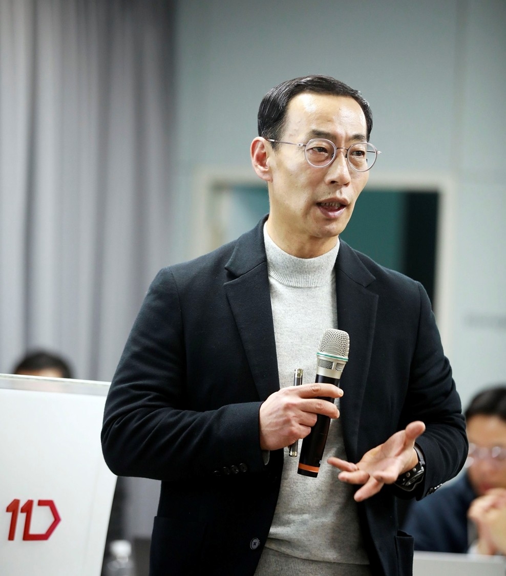 ▲23일 경기도 광명시 11번가 사옥에서 열린 타운홀 미팅에서 2026년 전략 방향을 설명하고 있다. (사진제공=11번가)