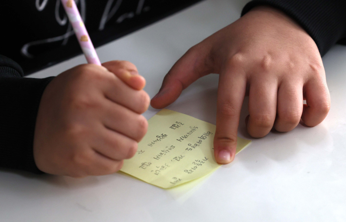 ▲24일 서울 동대문구 안평초에서 열린 겨울방학식에서 2학년 어린이들이 방학계획을 적고 있다. 신태현 기자 holjjak@