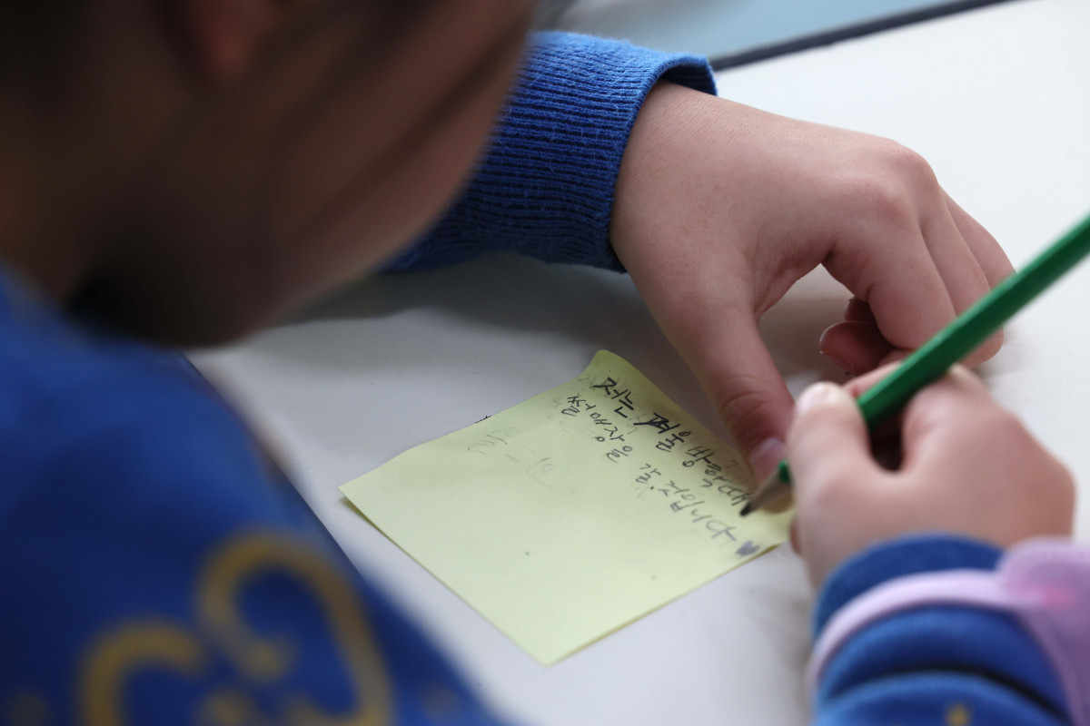 ▲24일 서울 동대문구 안평초에서 열린 겨울방학식에서 2학년 어린이들이 방학계획을 적고 있다. 신태현 기자 holjjak@