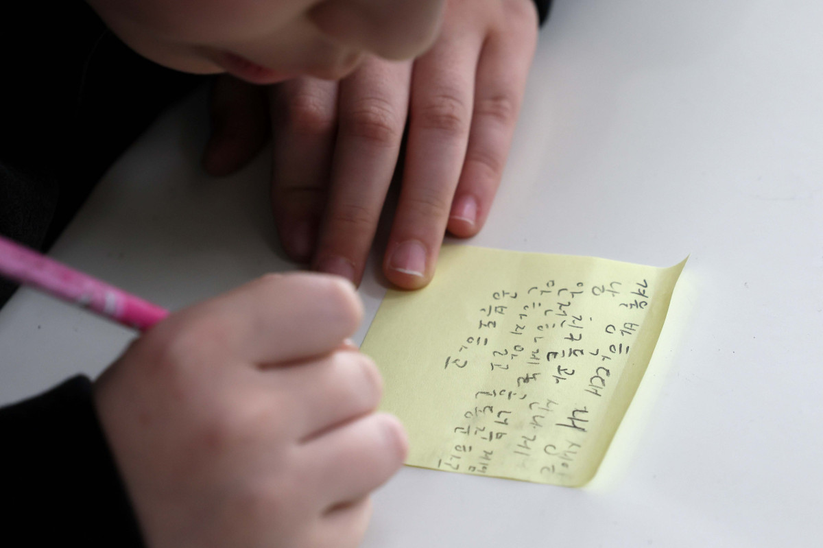 ▲24일 서울 동대문구 안평초에서 열린 겨울방학식에서 2학년 어린이들이 방학계획을 적고 있다. 신태현 기자 holjjak@